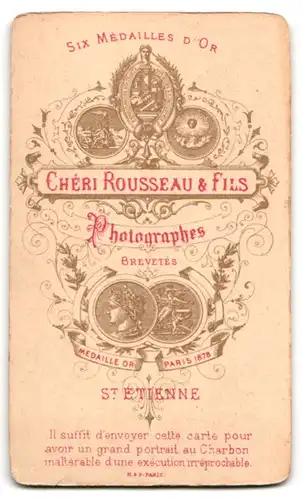 Fotografie Chéri Rousseau & Fils, St. Etienne, Dame mit verziertem Oberteil