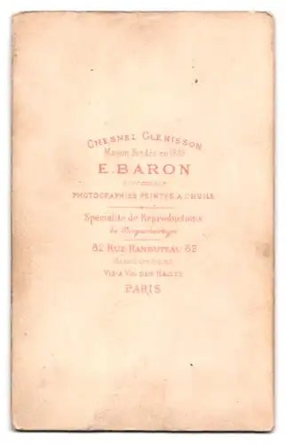 Fotografie E. Baron, Paris, Rue Rambuteau 82, junger Mann mit Jacke und Fliege