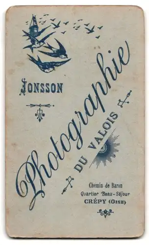 Fotografie Photographie du Valois, Crépy, Frau mit hochgesteckten Haaren und verziertem Oberteil