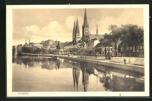 AK Lübeck, Ortspartie mit Kirchen und Boot