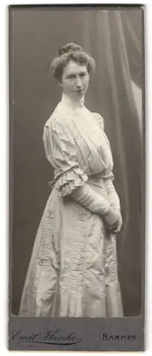 Fotografie Emil Flasche, Barmen, Heckinghauser Str. 19, Junge Dame mit hochgesteckten Haaren trägt weisses Kleid