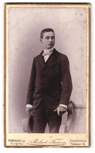 Fotografie Robert Ferner, Ziegenhals, Promenadenstr. 120, Junger Bursche in Anzug trägt Lederhandschuhe