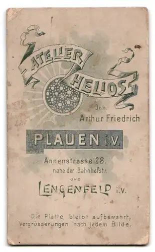 Fotografie Atelier Helios, Lengenfeld i.V., Herr mit Seitenscheitel trägt eine Fliege