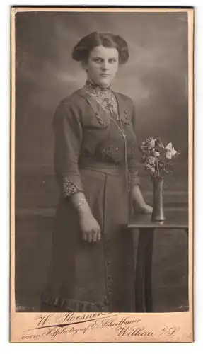 Fotografie W. Roesner, Wilkau i. S., Dame in aufwändig bestickter Bluse trägt Armband und lange Kette