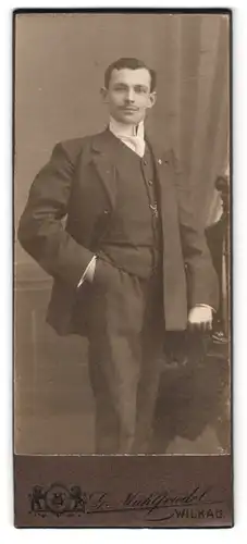 Fotografie G. Mühlfriedel, Wilkau, Junger Herr mit leichtem Oberlippenbart und weissem Stehkragen