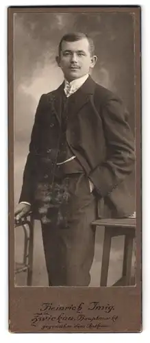 Fotografie Heinrich Imig, Zwickau, Hauptmarkt, Herr mit leichtem Schnurrbart trägt Anzug mit sichtbarer Taschenuhrkette