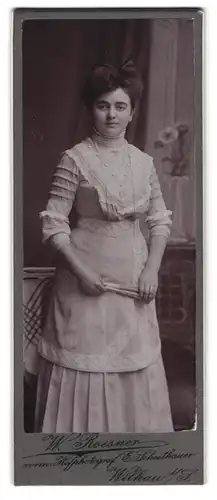 Fotografie W. Roesner, Wilkau i. S., Junge Dame mit Schleife im Haar trägt ein weisses Klei dund hält einen Fächer