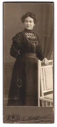 Fotografie G. Mühlfriedel, Wilkau i. S., Dame in Kleid mit Seidenverzierungen trägt eine lange Halskette