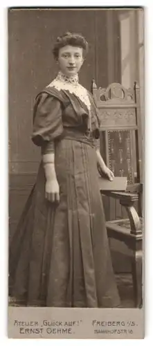 Fotografie Ernst Oehme, Freiberg i. S., Bahnhofstr. 18, Junge Dame trägt Armreif und Kleid mit Spitzenzierkragen