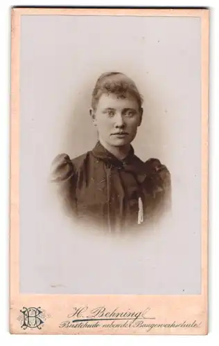 Fotografie H. Behning, Buxtehude, Portrait junge Dame mit hochgestecktem Haar