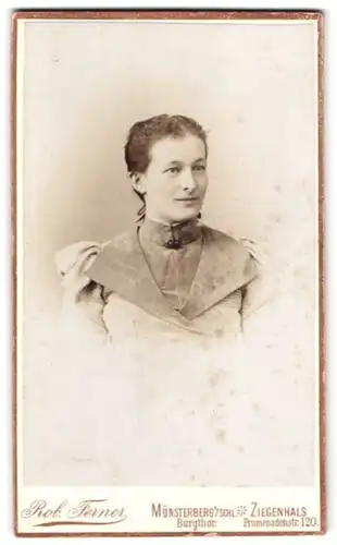 Fotografie Robert Ferner, Münsterberg, Burgtor, Portrait junge Dame im modischen Kleid