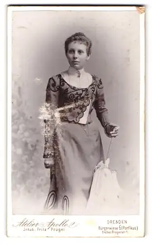 Fotografie Fritz Prügel, Dresden, Bürgerweise 6, Portrait modisch gekleidete Dame mit Schirm
