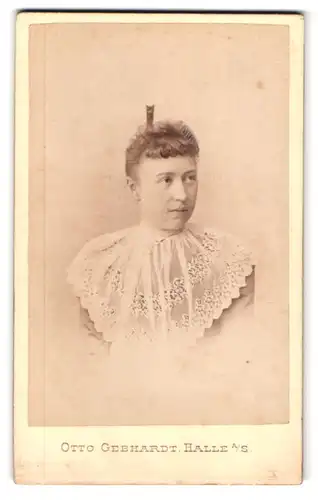 Fotografie Otto Gebhardt, Halle a /S., Gr. Ullrichstrasse 11, Portrait junge Dame mit Spitzenkragen