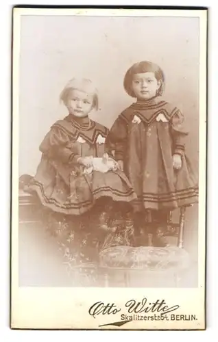 Fotografie Otto Witte, Berlin-SO, Skalitzerstrasse 54, Portrait zwei kleine Mädchen in modischen Kleidern