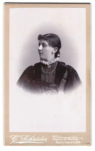 Fotografie G. Schröder, Mittweida i /S., Rochlitzerstrasse 234, Portrait junge Dame mit Kragenbrosche und Halskette