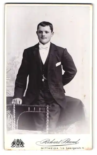 Fotografie Richard Brand, Mittweida i /S., Leisnigerstrasse 4, Portrait junger Herr in eleganter Kleidung