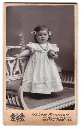 Fotografie Georg Maurer, Halle a /S., Gr. Brauhausstrasse 30, Portrait kleines Mädchen im Kleid mit Ball