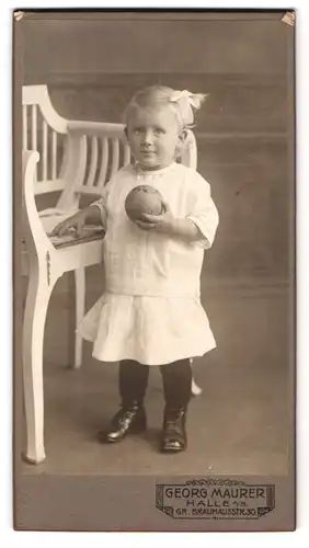 Fotografie Georg Maurer, Halle a /S., Grosse Brauhausstrasse 30, Portrait kleines Mädchen im weissen Kleid mit Ball
