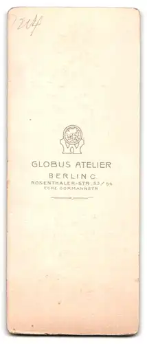 Fotografie Atelier Globus, Berlin-C, Rosenthaler-Strasse 53-54, Portrait junger Herr im Anzug mit Fliege