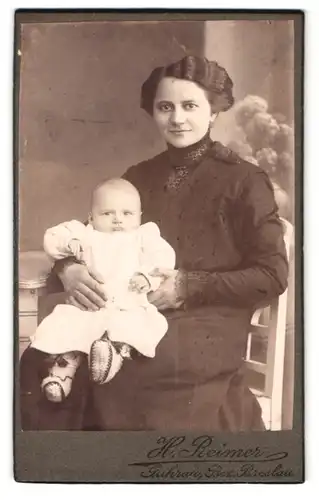 Fotografie H. Reimer, Guhrau / Breslau, Portrait bürgerliche Dame mit Kleinkind auf dem Schoss