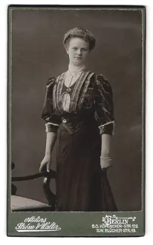 Fotografie Strom & Walter, Berlin-SO, Köpenicker-Strasse 102, Portrait junge Dame in zeitgenössischer Kleidung