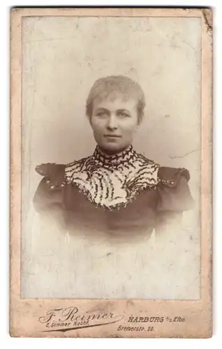 Fotografie F. Reimer, Harburg a. d. Elbe, Bremerstrasse 20, Portrait junge Dame im modischen Kleid