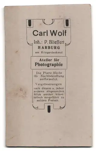 Fotografie Carl Wolf, Harburg, Portrait süsses Kleinkind im weissen Hemd