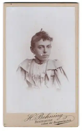 Fotografie H. Behning, Buxtehude, Portrait junge Dame im modischen Kleid