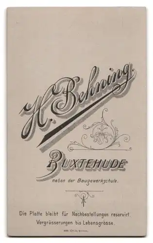 Fotografie H. Behning, Buxtehude, Portrait junge Dame im modischen Kleid