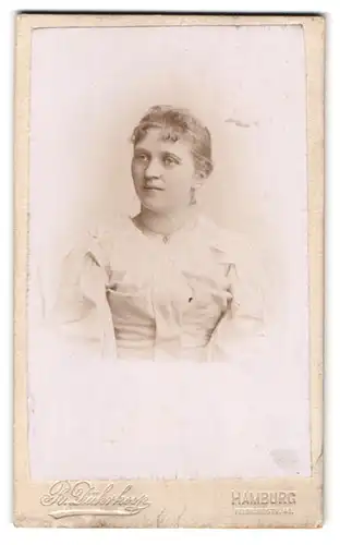 Fotografie R. Dührkoop, Hamburg, Ferdinandstrasse 43, Portrait junge Dame im hübschen Kleid