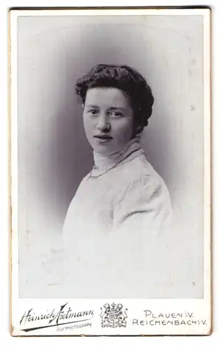 Fotografie Heinrich Axtmann, Plauen i. V., Bahnhofstrasse 27, Portrait junge Dame in modischer Kleidung