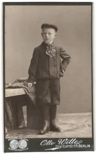 Fotografie Otto Witte, Berlin-SO, Skalitzer-Strasse 54, Portrait kleiner Junge in modischer Kleidung