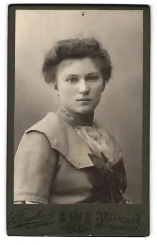 Fotografie G. Engelbrecht, Bayreuth, Kanalstrasse 11, Portrait junge Dame in modischer Kleidung