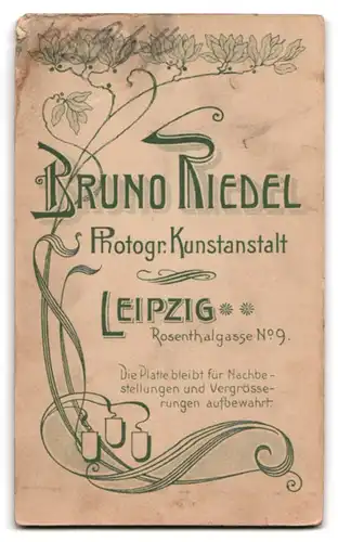 Fotografie Bruno Riedel, Leipzig, rosenthalgasse 9, Portrait kleines Mädchen im Kleid mit Plüschtier