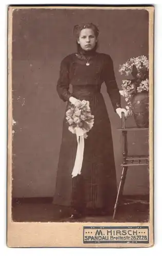 Fotografie M. Hirsch, Berlin-Spandau, Breitestrasse 26-27-28, Portrait junge Dame im Kleid mit Blumenstrauss