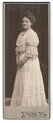 Fotografie Chr. Hess, Altena i /W., Portrait junge Dame in hübscher Kleidung