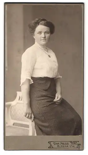 Fotografie Chr. Hess, Altena i /W., Portrait Marie Hüssing in weisser Bluse und Rock