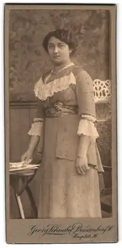 Fotografie Georg Schnabel, Brandenburg a. H., Hauptstrasse 16, Portrait junge Dame in hübscher Kleidung