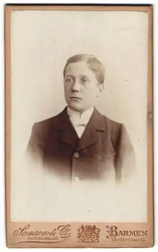 Fotografie Samson & Co., Barmen, Wertherstrasse13, Portrait junger Mann im Anzug mit Krawatte