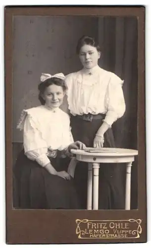 Fotografie Fritz Ohle, Lemgo i /Lippe, Haferstrasse, Portrait zwei junge Damen in weissen Blusen