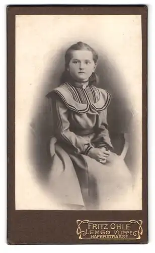 Fotografie Fritz Ohle, Lemgo i /Lippe, Haferstrasse, Portrait junges Mädchen im modischen Kleid