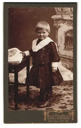 Fotografie Willy Holzheuer, Hohen-Neuendorf, Berliner Strasse 54, Portrait kleines Mädchen im hübschen Kleid