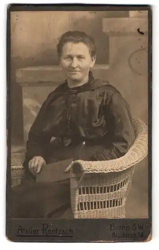 Fotografie Rentzsch, Berlin-SW, Blücherstrasse 56, Portrait bürgerliche Dame in hübscher Bluse mit Buch