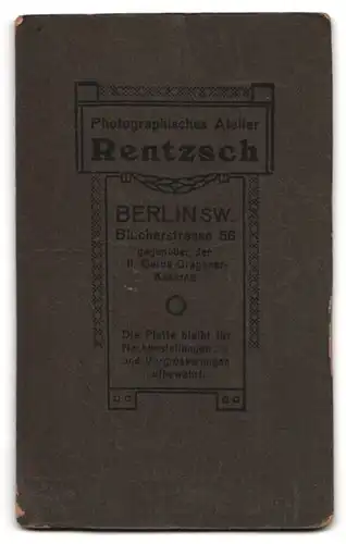 Fotografie Rentzsch, Berlin-SW, Blücherstrasse 56, Portrait bürgerliche Dame in hübscher Bluse mit Buch