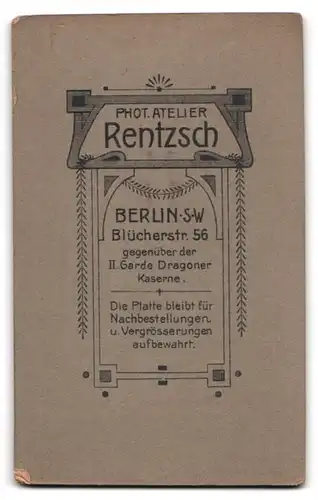 Fotografie Atelier Rentzsch, Berlin-SW, Blücherstrasse 56, Portrait halbwüchsiger Knabe im Anzug mit einem Buch