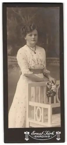 Fotografie Ernst Jörk, Garding, Portrait junge Dame im modischen Kleid