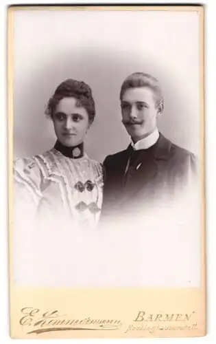 Fotografie E. Zimmermann, Barmen, Heckinghauserstrasse 11, Portrait junges Paar in hübscher Kleidung