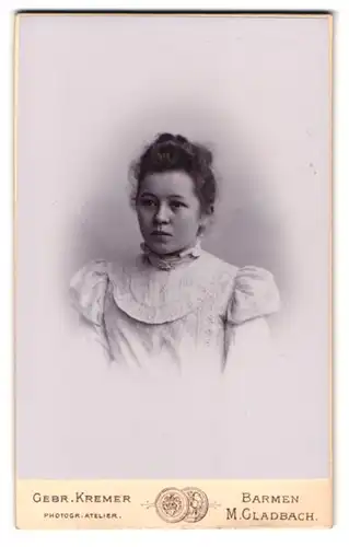 Fotografie Gebr. Kremer, Barmen, Heckinghauserstrasse 25, Portrait junge Dame im hübschen Kleid