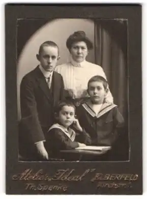 Fotografie Th. Spenke, Elberfeld, Kirchstrasse 1, Portrait bürgerliche Dame mit jungem Mann und zwei Jungen