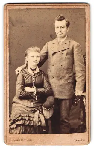 Fotografie Franz Boden, Glatz, Portrait eines elegant gekleideten jungen Paares
